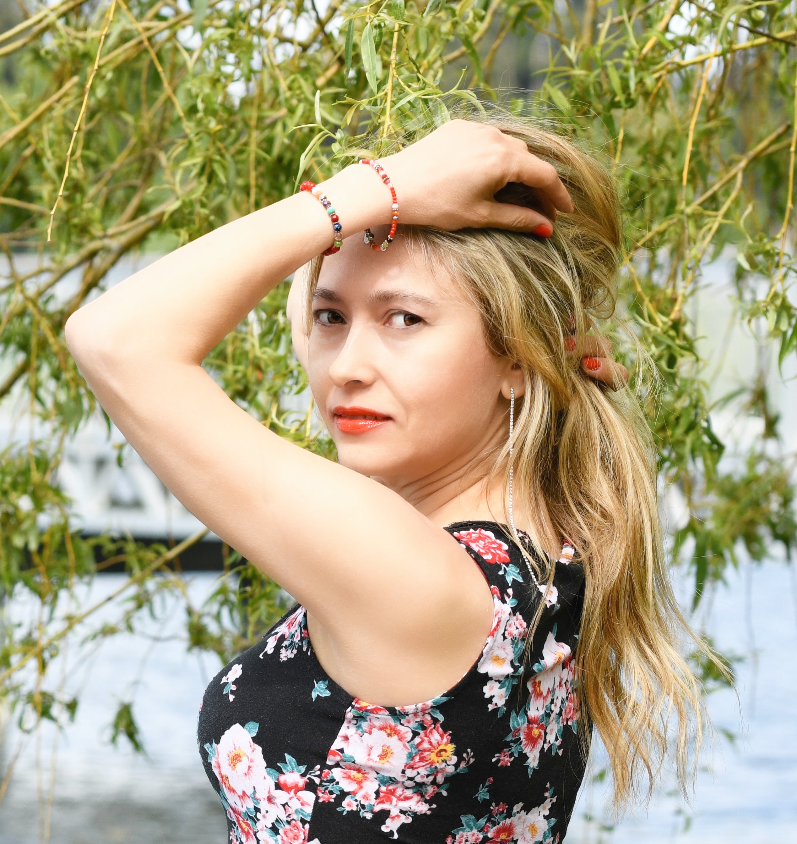 Glamour headshot — Genia under willow